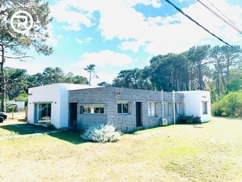 Casa moderna ubicada en zona arbolada con amplio parque 